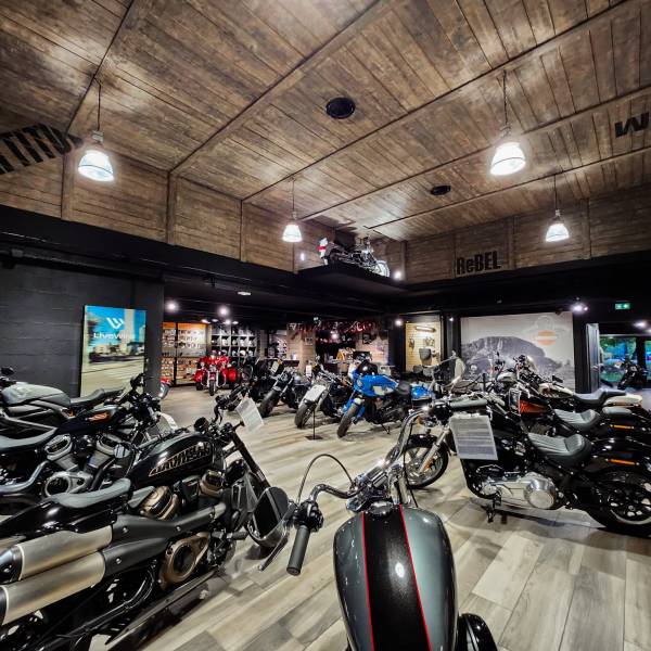 Agencement intérieur d'une concession moto harley