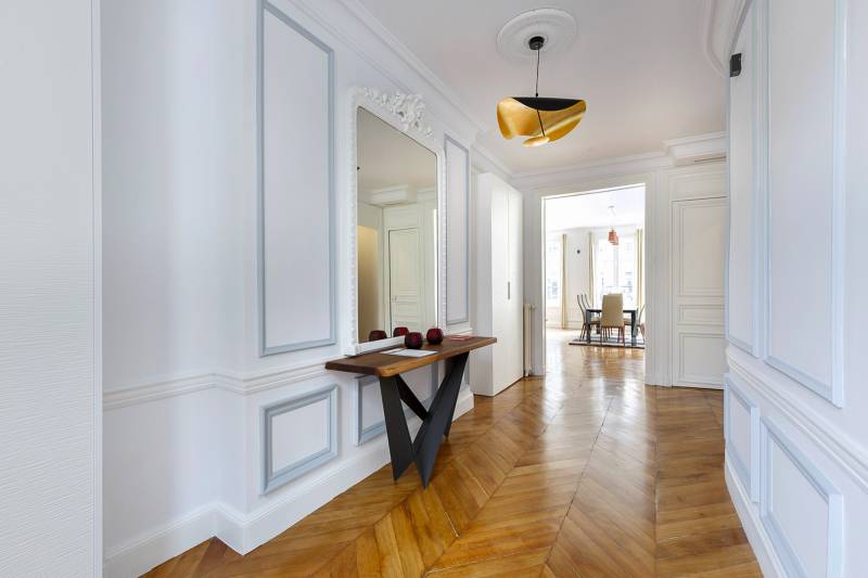 Aménagement intérieur d'un grand appartement au dernier étage d'un immeuble à Paris