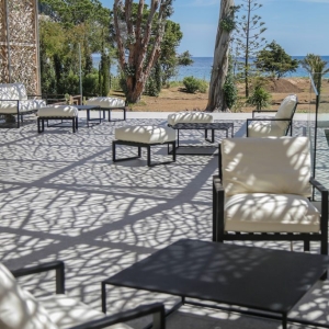Aménagement intérieur et extérieur et décoration d’un grand hôtel de bord de mer en Corse