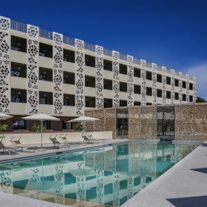 Aménagement intérieur et extérieur et décoration d’un grand hôtel de bord de mer en Corse