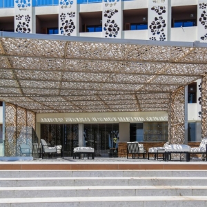 Aménagement intérieur et extérieur et décoration d’un grand hôtel de bord de mer en Corse
