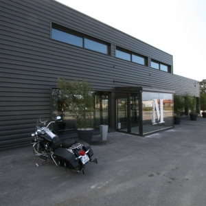Transformation et aménagement intérieur d’un ancien garage automobile en restaurant haut de gamme à Granves-Sales