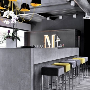 Transformation et aménagement intérieur d’un ancien garage automobile en restaurant haut de gamme à Granves-Sales