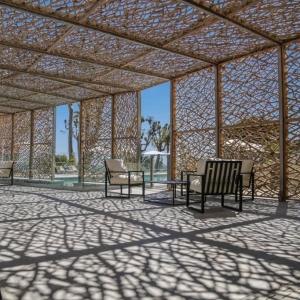 Aménagement intérieur et extérieur et décoration d’un grand hôtel de bord de mer en Corse