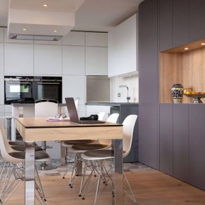 Agencement et aménagement intérieur d’un grand appartement contemporain en duplex à Paris